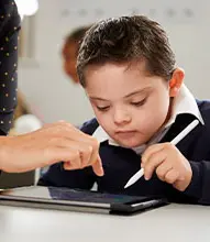 Participación en los programas de enseñanza-aprendizaje en el aula de referencia del alumnado con necesidades educativas especiales (ACNEE)